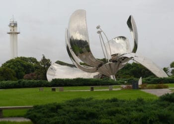 13-03-2024 - Buenos Aires  - Floralis Genérica rota tras el temporal. Foto Luciano Thieberger.