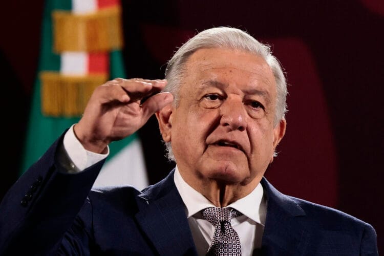 El presidente de México, Andrés Manuel López Obrador, habla durante la rueda de prensa matutina en el Palacio Nacional, este lunes, en Ciudad de México (México). EFE/ José Méndez
