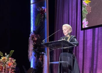 La diseñadora colombiana Carolina Herrara recibe un reconocimiento en la XXXVII edición de los premios de la Fundación Herencia Hispana este jueves, en el Kennedy Center en Washington (EE. UU). EFE/ Octavio Guzmán
