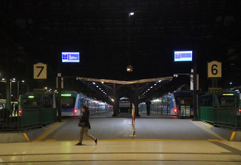 9-4-2025 ESTACION CONSTITUCION UNAS HORAS ANTES DEL PARO DEL 10 DE ABRIL.PASAJEROS TOMANDO LOS ÚLTIMOS TRENES.
FOTO ENRIQUE GARCIA MEDINA