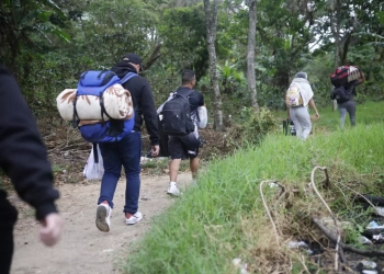 En su retorno, en vez de atravesar la selva del Darién, los migrantes toman ahora embarcaciones en puertos del Caribe panameño hasta una población fronteriza con Colombia