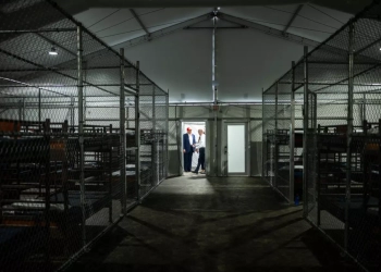 El nuevo centro de detención, que fue erigido en un aeropuerto abandonado al oeste de Miami, está rodeado de hábitats sensibles y genera "serias dudas sobre cómo un sitio de este tipo protegería el debido proceso para los migrantes"