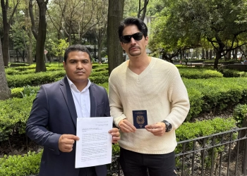 El actor venezolano se presentó en la sede diplomática, junto a su abogado, para solicitar una aclaratoria formal sobre la cancelación de su pasaporte y posible afectación de su nacionalidad, tras denunciar represalias por sus declaraciones públicas.