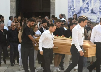 El funeral se celebró el sábado en Gondomar, su ciudad natal, y contó con la presencia de numerosas figuras del fútbol portugués e internacional, incluidos jugadores de la selección