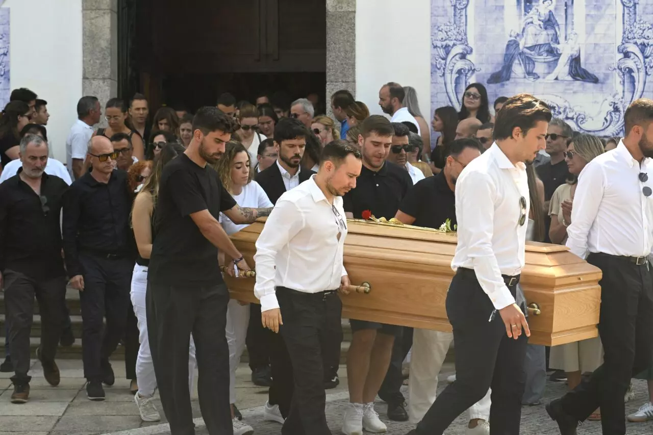 El funeral se celebró el sábado en Gondomar, su ciudad natal, y contó con la presencia de numerosas figuras del fútbol portugués e internacional, incluidos jugadores de la selección