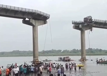 El puente de Gambhira, con 40 años de antigüedad, se desplomó durante la hora pico en Gujarat.