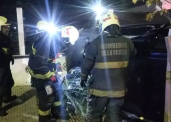Un motociclista cayó y falleció cuando circulaba en la Panamericana, ramal Pilar.
Un auto terminó incrustado en el frente del Club Obras Sanitarias.
