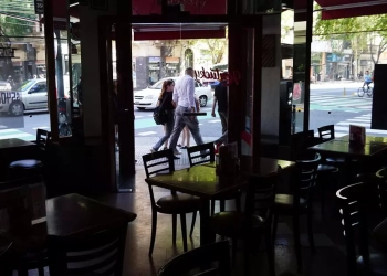 En la noche del lunes hubo problemas de generación y esto afectó a Edesur y Edelap.
Ayer unos 100.000 usuarios se quedaron sin luz, hoy ese número está todavía por encima de 20.000.