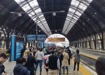 La medida afecta a las operaciones de sus tres ramales. Evacuaron toda la estación cabecera