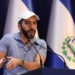Nayib Bukele (l), Präsident von El Salvador, spricht während einer Pressekonferenz nach der Stimmabgabe bei den Parlamentswahlen. El Salvadors umstrittener Präsident Nayib Bukele steht vor einem klaren Sieg bei der Präsidenten- und Parlamentswahl in dem mittelamerikanischen Land - obwohl ihm eine zweite Amtszeit gemäß Verfassung gar nicht gestattet wäre. Nach Auszählung von knapp einem Drittel der Stimmen kam der konservative Staatschef auf einen Stimmenanteil von knapp 83 Prozent, wie das Oberste Wahlgericht am späten Sonntagabend (Ortszeit) mitteilte. +++ dpa-Bildfunk +++