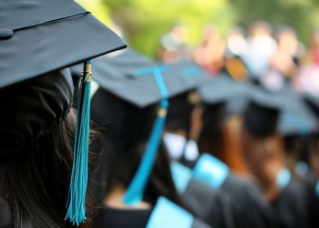 La medida fue respaldada por la Federación Venezolana de Estudiantes Universitarios. La misma busca eliminar barreras económicas para los egresados y ratifica la gratuidad de los cursos intensivos. También se mantiene la eliminación de pruebas internas de admisión