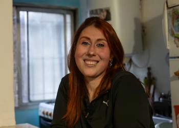Tiene 35 años de edad, es mamá de un niño de 9 y decidió convertirse en gestante subrogada. Dice que lo más valioso fue el vínculo con los padres: “Me sentí útil, amada y valorada”. En un país sin ley que regule esta práctica, su caso expone tanto las posibilidades como los dilemas de la subrogación.