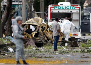FOTODELDÍA AME2508. CALI (COLOMBIA), 21/08/2025.- Integrantes de la Dirección de Investigación Criminal e Interpol (DIJIN) inspeccionan un vehículo afectado tras una explosión en inmediaciones de la Escuela Militar de Aviación Marco Fidel Suárez este jueves, en Cali (Colombia). Al menos cinco personas murieron y 36 resultaron heridas por un atentado perpetrado con un camión bomba. EFE/ Ernesto Guzmán Jr